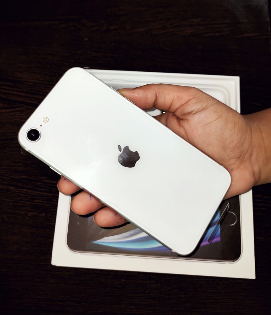 Holding my newly purchased Apple iPhone SE (2020) on the day I bought it in October 2020